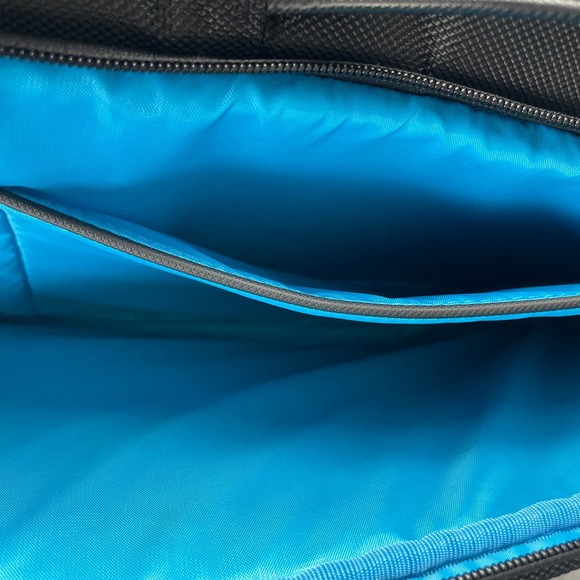 Thule Accent Convertible Laptop Bag Backpack 17L Business Travel Ballistic Nylon - Picture 16 of 16